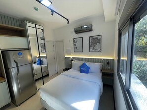 Traditional Studio, Non Smoking, City View | Peti besi dalam bilik, meja, ruang kerja komputer riba 