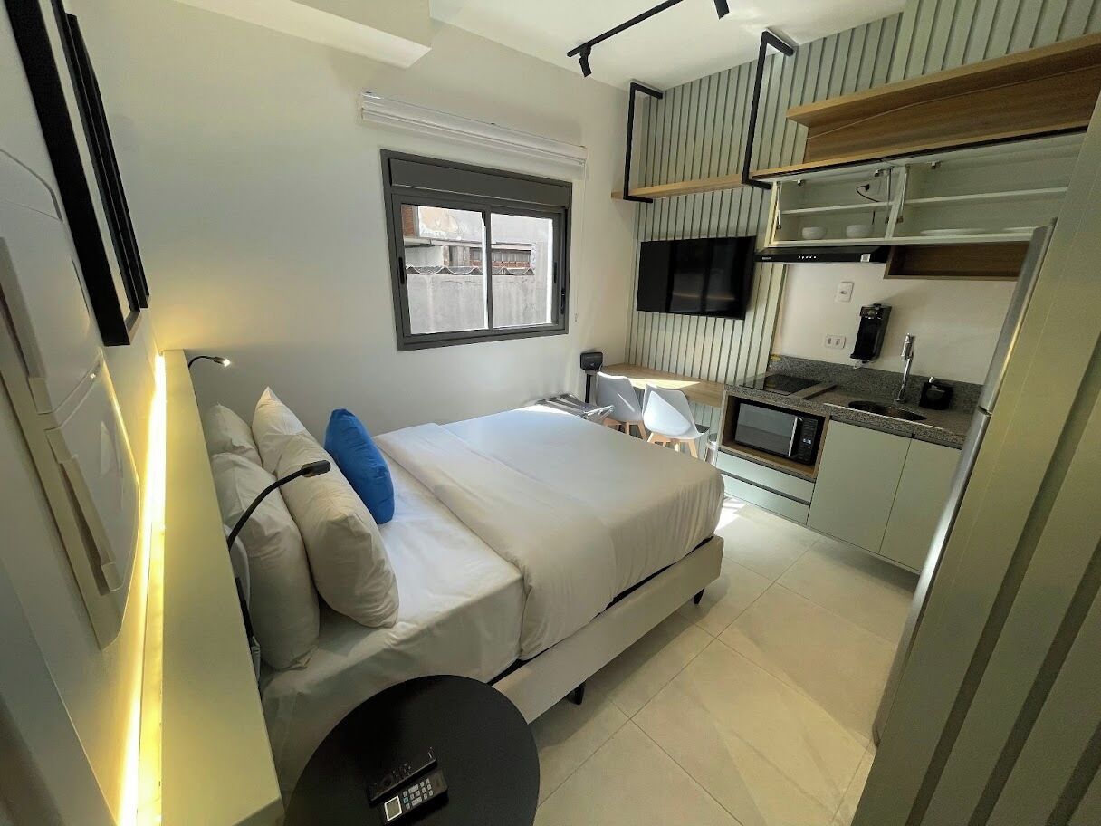 Estudio tradicional, para no fumadores, vista a la ciudad | Cocina privada | Refrigerador, microondas, parrilla de estufa y utensilios de cocina 