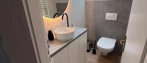 Serviettes fournies, papier de toilette