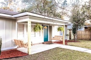 Exterior - The Gold House: Luxury Home Near Midtown, USM, Zoo (Hattiesburg)