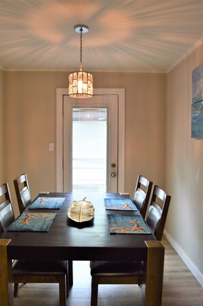 Dining - The Gold House: Luxury Home Near Midtown, USM, Zoo (Hattiesburg)