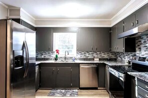 Fridge, microwave, oven, stovetop - The Gold House: Luxury Home Near Midtown, USM, Zoo (Hattiesburg)