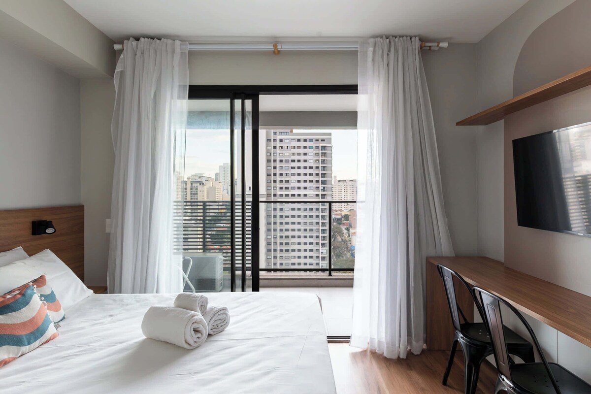 Superior studio, balkon | Een kluis op de kamer, een bureau, een laptopwerkplek