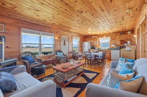 Par 9 Golf Course & Community Pool! 3-Bedroom Cottage 10 mins from Cavendish