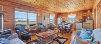 Par 9 Golf Course & Community Pool! 3-Bedroom Cottage 10 mins from Cavendish