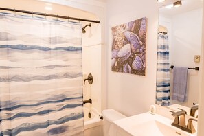 Sèche-cheveux, savon, shampoing, papier toilette