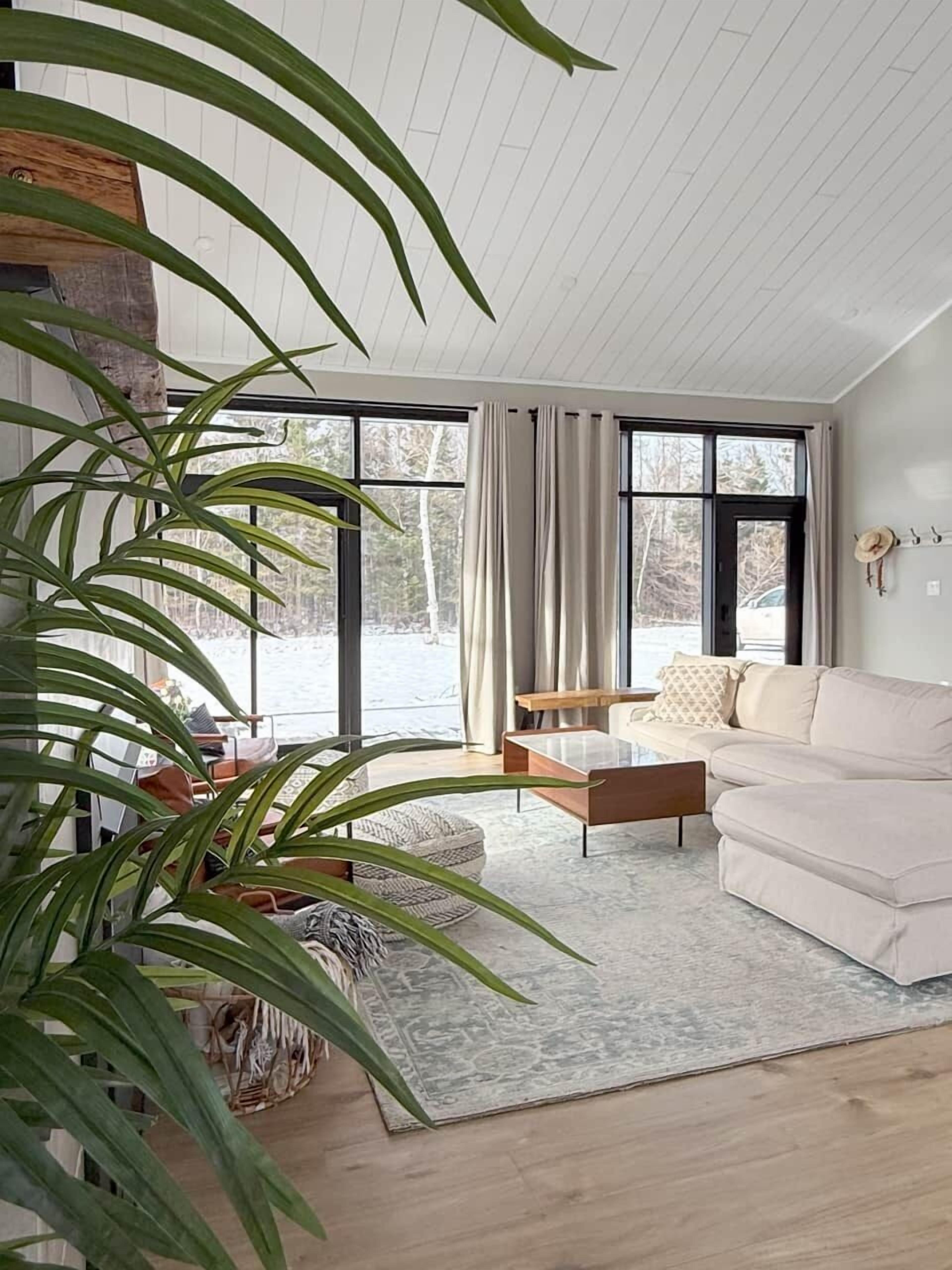 Een smart-tv en een open haard