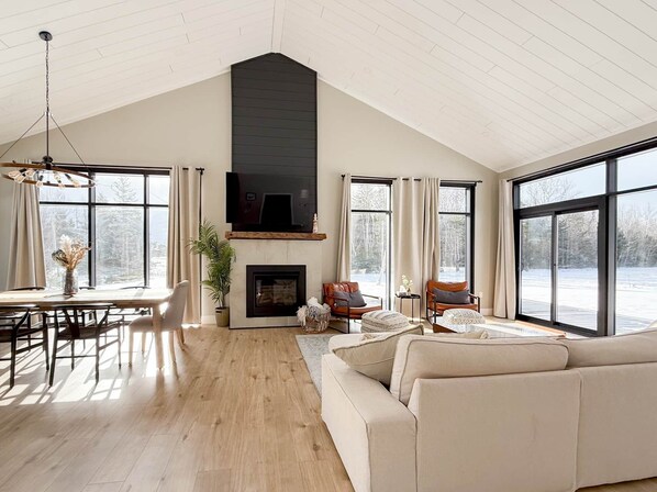 Smart TV, fireplace - Modern Chalet w/ Hot Tub minutes to Cavendish - Seawood Haven (North Rustico)