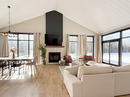 Modern Chalet w/ Hot Tub minutes to Cavendish - Seawood Haven