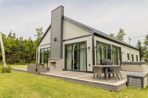 Outdoor dining - Modern Chalet w/ Hot Tub minutes to Cavendish - Seawood Haven (North Rustico)