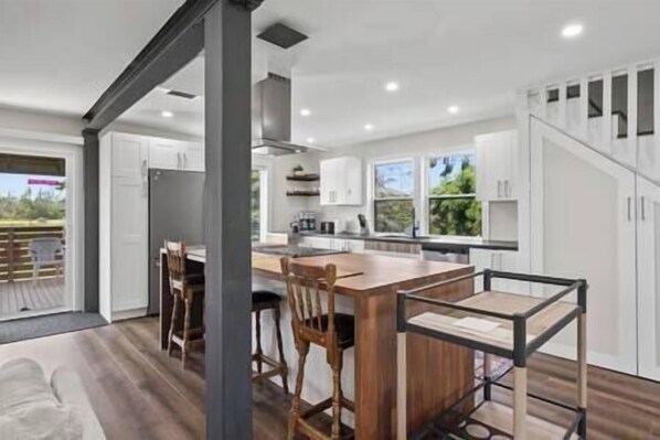 Fridge, microwave, oven, stovetop - North Shore Coastal Retreat (Prince Edward Island)