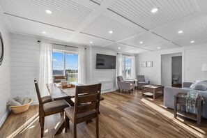 Smart TV - 2-Bedroom Modern Cottage - Bay Views and Minutes from Thunder Cove & Twin Shores (Prince Edward Island)