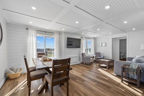 2-Bedroom Modern Cottage - Bay Views and Minutes from Thunder Cove & Twin Shores