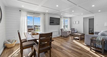 2-Bedroom Modern Cottage - Bay Views and Minutes from Thunder Cove & Twin Shores
