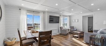 2-Bedroom Modern Cottage - Bay Views and Minutes from Thunder Cove & Twin Shores