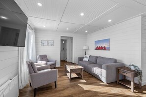 Smart TV - 2-Bedroom Modern Cottage - Bay Views and Minutes from Thunder Cove & Twin Shores (Prince Edward Island)