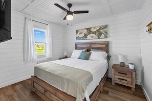 2 bedrooms, desk, free WiFi, bed sheets - 2-Bedroom Modern Cottage - Bay Views and Minutes from Thunder Cove & Twin Shores (Prince Edward Island)