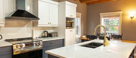 Frigorífic, microones, forn i placa de cuina