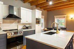 Fridge, microwave, oven, stovetop - 3-Bedroom Chalet with Kayak in private community - minutes to Cavendish Beach (North Rustico)