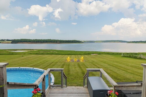 Pool & Hot Tub - Modern Cottage with River Access mins to Cavendish & Kensington