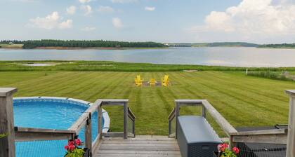 Pool & Hot Tub - Modern Cottage with River Access mins to Cavendish & Kensington