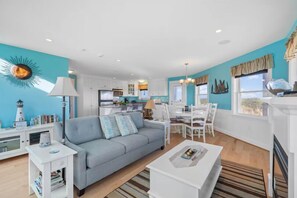 Smart TV, fireplace, books - Unique PEI Lighthouse Beach House with 360° Ocean Views by Shipwreck Point (Prince Edward Island)