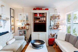 Smart TV, books - Bayside Breeze with Beach Access (Prince Edward Island)
