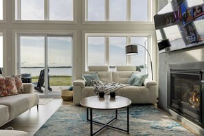 Smart TV, fireplace, books, stereo