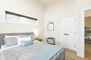 3 bedrooms, desk, iron/ironing board, travel cot
