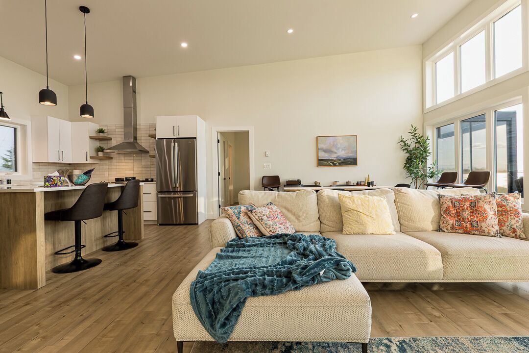 Smart TV, fireplace, books, stereo