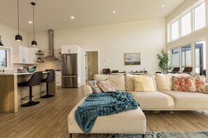 Smart TV, fireplace, books, stereo