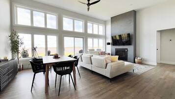 Smart TV, fireplace, books, stereo