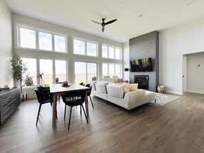 Smart TV, fireplace, books, stereo