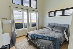 3 bedrooms, desk, iron/ironing board, travel crib - Luxury Riverfront Home with Hot Tub, Paddleboard Access & Pet-Friendly Stay (Prince Edward Island)
