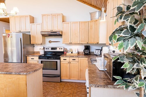 Cozy chalet with water view, kayaks, and hot tub