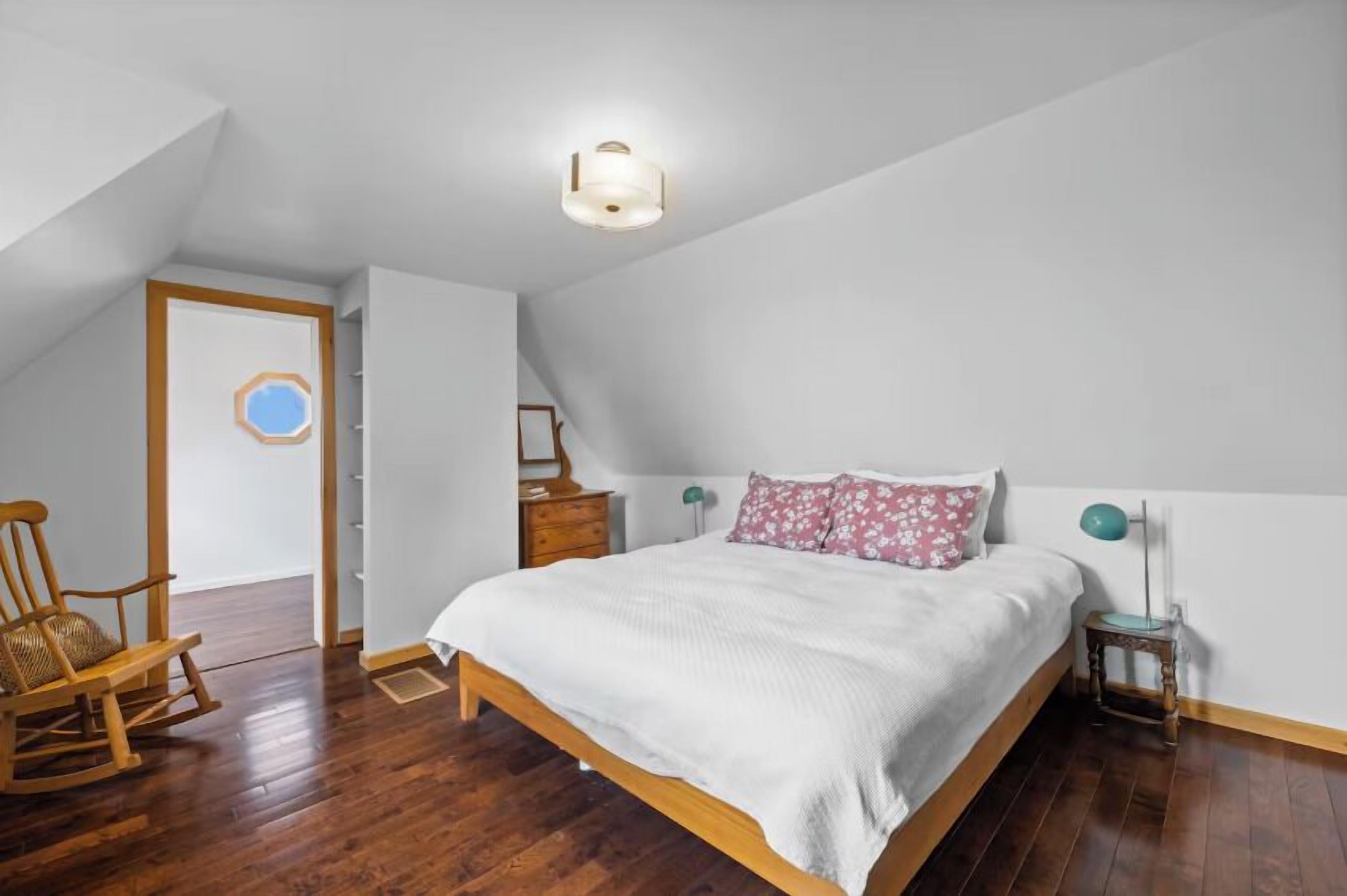 4 bedrooms, desk, travel cot, free WiFi
