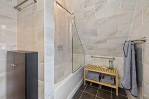Serviettes fournies, savon, shampoing, papier toilette