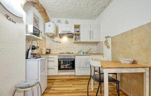 Kühlschrank, Herdplatte, Wasserkocher mit Kaffee-/Teezubehör