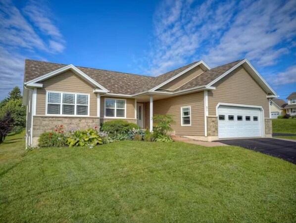 Exterior - Stylish Stratford Home Near Charlottetown—Spacious, Family-Friendly Retreat (Stratford)