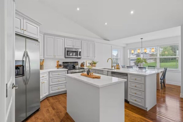 Fridge, microwave, oven, stovetop - Stylish Stratford Home Near Charlottetown—Spacious, Family-Friendly Retreat (Stratford)