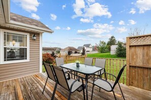 Outdoor dining - Stylish Stratford Home Near Charlottetown—Spacious, Family-Friendly Retreat (Stratford)