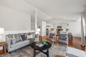 Smart TV, books - Stylish Stratford Home Near Charlottetown—Spacious, Family-Friendly Retreat (Stratford)