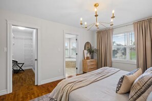 4 slaapkamers, een bureau, een strijkplank/strijkijzer, gratis wifi