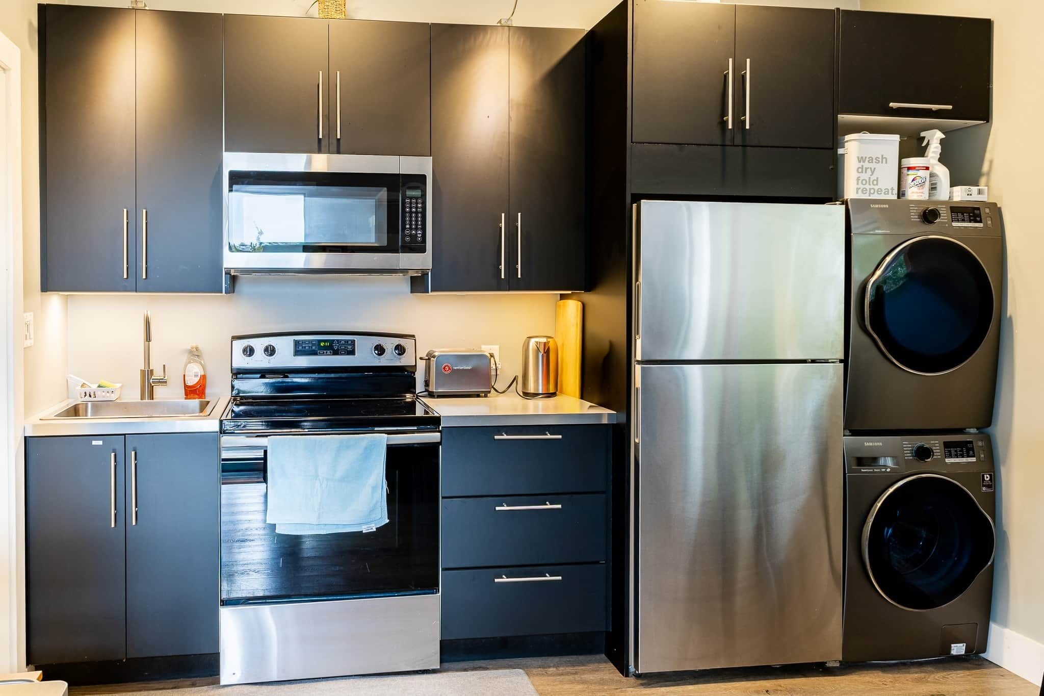 Refrigerador, microondas, horno y parrilla de estufa 