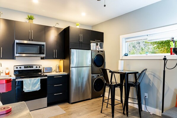 Keittoastiat/astiat/ruokailuvälineet