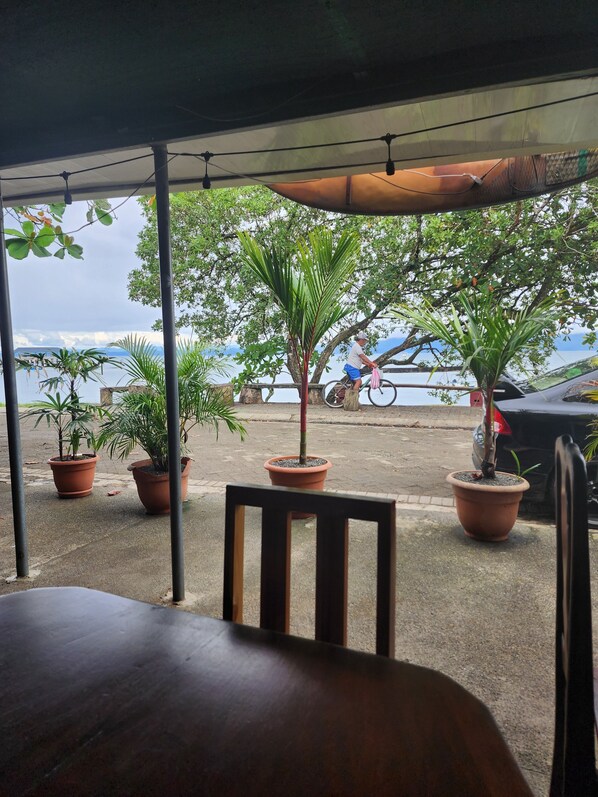 Outdoor dining - Charming 2-bedroom house with WiFi, AC in amazing Puerto Jiménez (Puerto Jiménez)