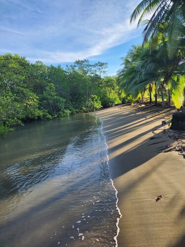 Charming 2-bedroom house with WiFi, AC in amazing Puerto Jiménez