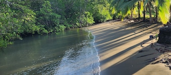 Charming 2-bedroom house with WiFi, AC in amazing Puerto Jiménez