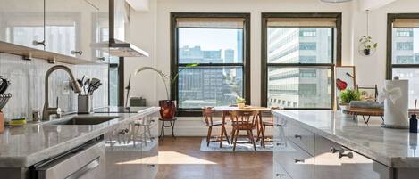 ثلاجة، ميكروويف، فرن، موقد طهي مسطح