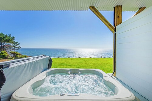 Seagull by OceanviewHotTubs Oceanfront Tesla charging Oceanfront Shelter Cove